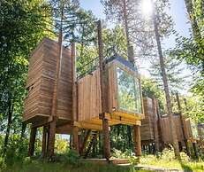 Treehouse in Tournai With Sauna & Forest Views