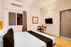 Spacious Comfort Stays Near Aerospace Museum