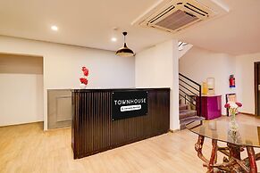 Spacious Comfort Stays Near Aerospace Museum