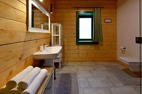Comfortable Holiday Homes Right on the Lake