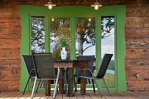 Comfortable Holiday Homes Right on the Lake
