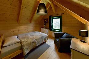 Comfortable Holiday Homes Right on the Lake