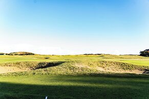 GOLF LINKS HOUSE