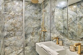 Superb Air-conditioned Flat on the Champs Elysees
