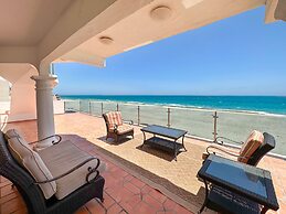 Your Beachfront Escape Close to Everything