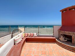 Your Beachfront Escape Close to Everything