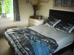 Room-large Home in Prime Location for al