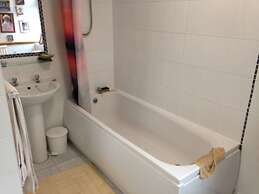 Room-large Home in Prime Location for al