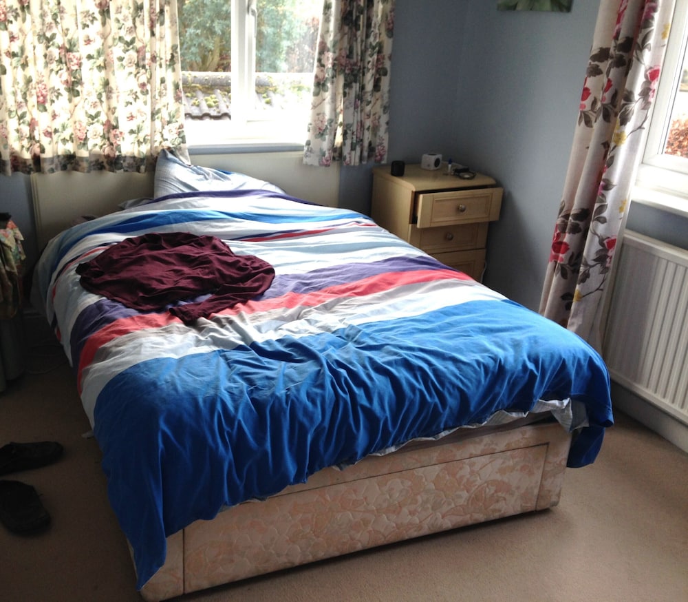 Room-large Home in Prime Location for al