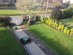 Room-large Home in Prime Location for al
