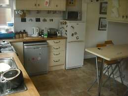 Room-large Home in Prime Location for al