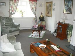 Room-large Home in Prime Location for al
