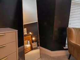 The Salisbury Apartment 201
