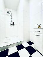 Spacious 7BR Apartment Prime Location
