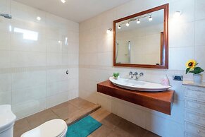 Villa Tricia 6 Bedroom Las Americas