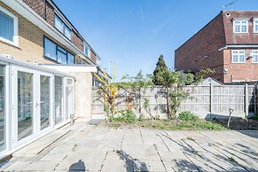 5 Bed House - Sleeps 11 - Garden