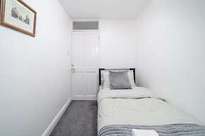 5 Bed House - Sleeps 11 - Garden
