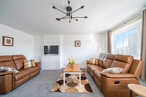 5 Bed House - Sleeps 11 - Garden