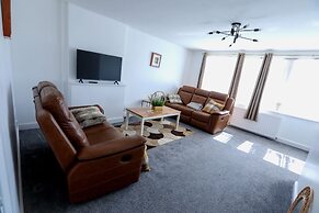 5 Bed House - Sleeps 11 - Garden