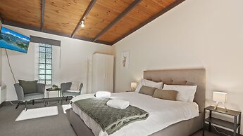 Colonial Bank Motel