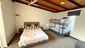 Colonial Bank Motel