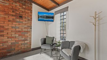 Colonial Bank Motel