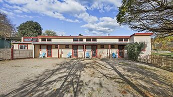 Colonial Bank Motel