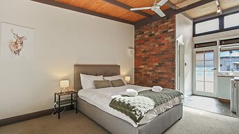 Colonial Bank Motel