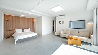 Yeosu Jangsuri Poolvilla&spa Pension