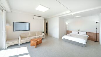 Yeosu Jangsuri Poolvilla&spa Pension