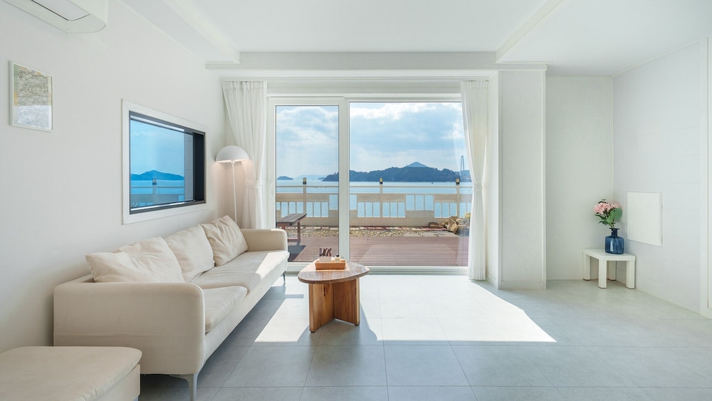 Yeosu Jangsuri Poolvilla&spa Pension