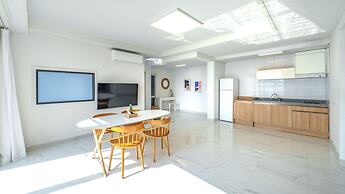 Yeosu Jangsuri Poolvilla&spa Pension