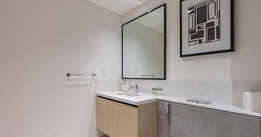Downtown 2BR | Walk to Burj Khalifa + Dubai Mall