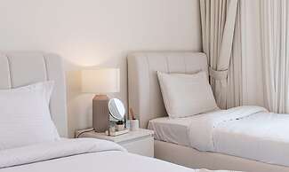 Downtown 2BR | Walk to Burj Khalifa + Dubai Mall