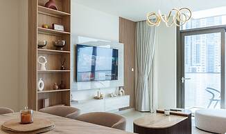 Downtown 2BR | Walk to Burj Khalifa + Dubai Mall