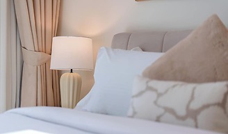 Downtown 2BR | Walk to Burj Khalifa + Dubai Mall