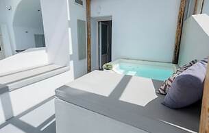 Cliff Aura Suites