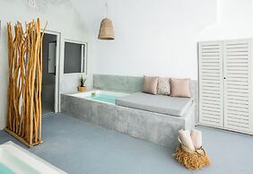 Cliff Aura Suites
