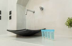 Cliff Aura Suites