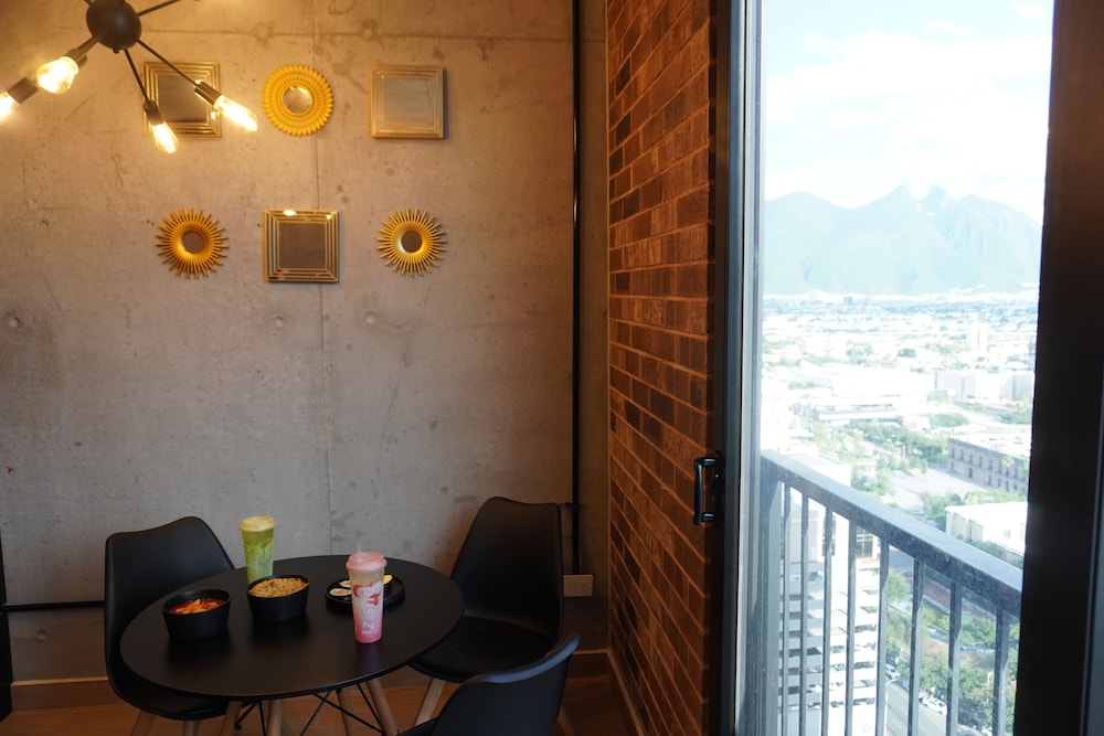 Stylish Private Room City Views & Prime Location