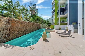 Luxury Cairns Stay with Pool and BBQ