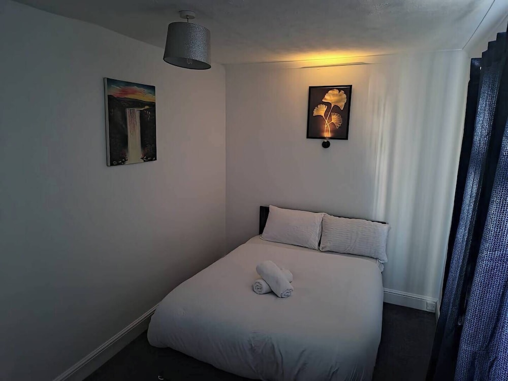 Gillingham 4-bed Stay - Wifi, Parking, Ldn Access