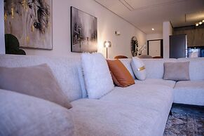 Grand Premiere 2 Bed by YourHost