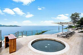 Luxury Condo with Panoramic Ocean Views, Sparkling Infinity Pool, and 