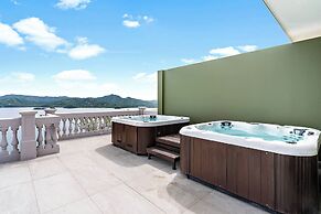 Luxury Condo with Panoramic Ocean Views, Sparkling Infinity Pool, and 