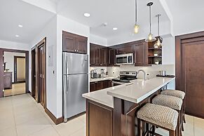 Luxury Condo with Panoramic Ocean Views, Sparkling Infinity Pool, and 