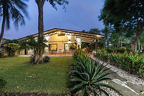 3-BD Home with Pool, Walk to Beach