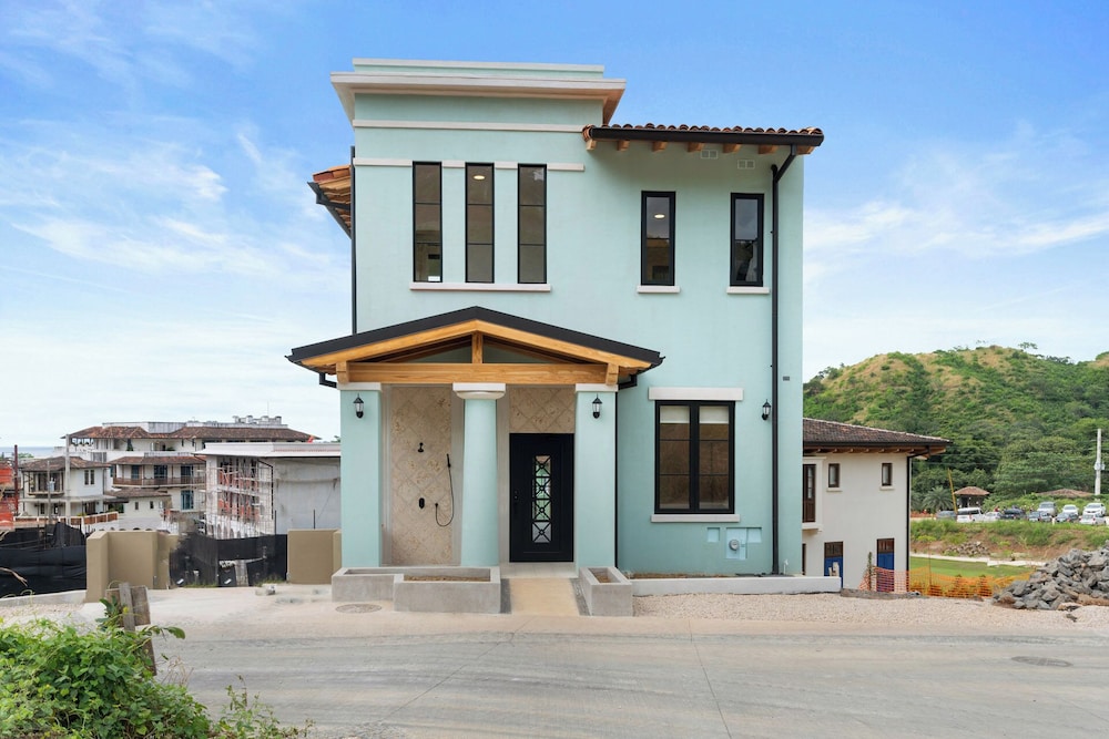 Sophisticated Modern Home w/ Ocean Views, Gorgeous Master Suites & Pri