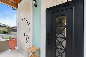 Sophisticated Modern Home w/ Ocean Views, Gorgeous Master Suites & Pri