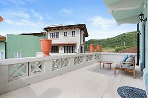Sophisticated Modern Home w/ Ocean Views, Gorgeous Master Suites & Pri